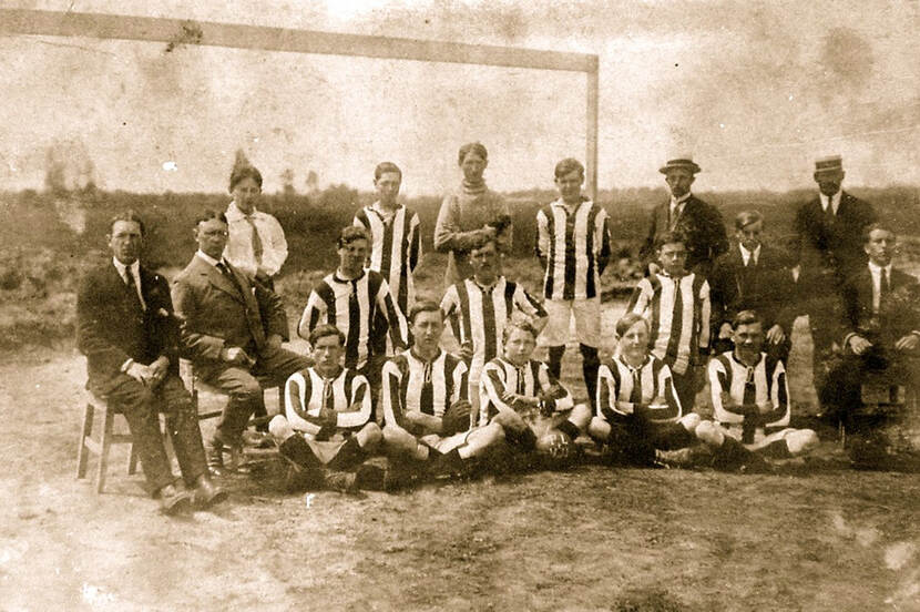 Oude foto van een voetbalteam op Het Vluchtoord, Uden