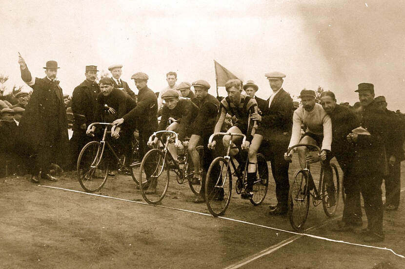 Historische foto van baanwielrenners op Het Vluchtoord, Uden