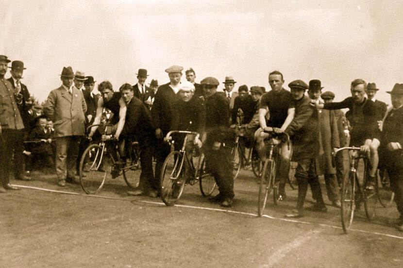 Historische foto van baanwielrenners op Het Vluchtoord, Uden