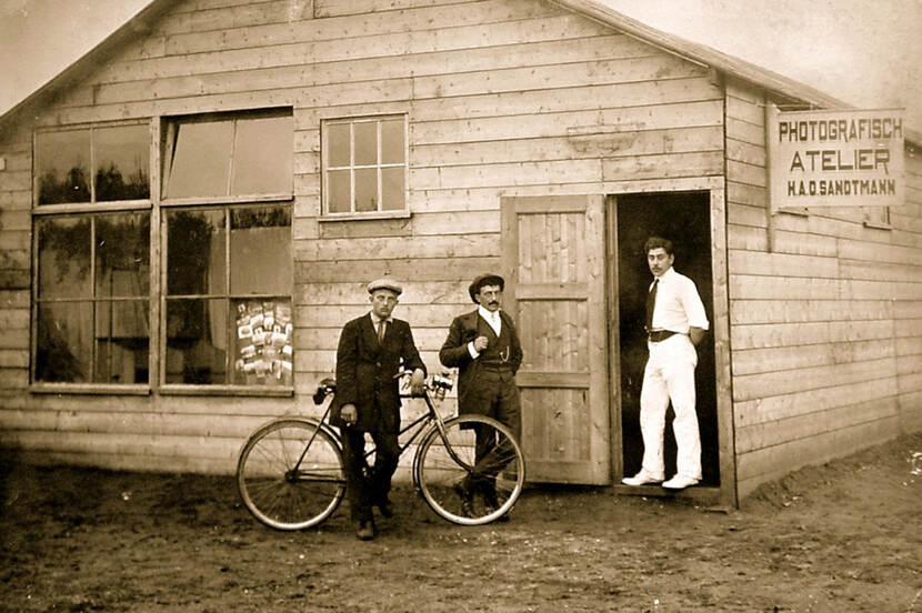 Historische foto van sporters op Het Vluchtoord, Uden