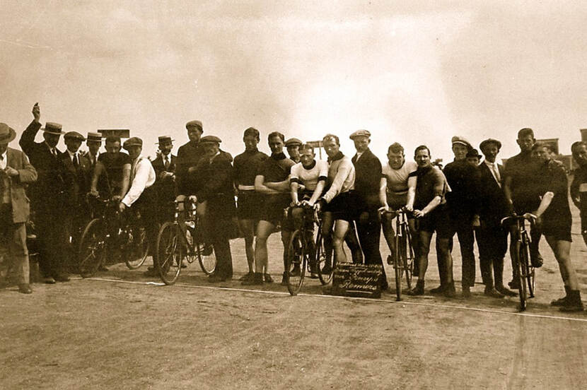 Historische foto van baanwielrenners op Het Vluchtoord, Uden