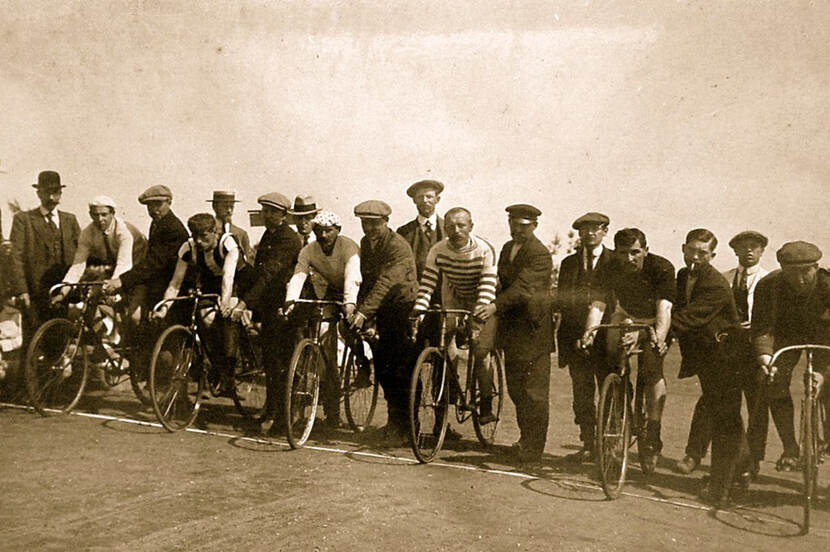 Historische foto van baanwielrenners op Het Vluchtoord, Uden