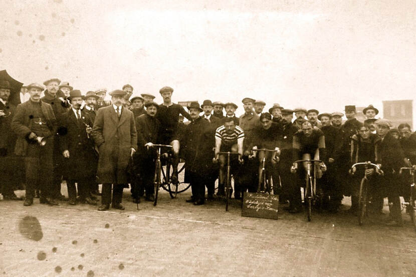 Historische foto van baanwielrenners op Het Vluchtoord, Uden