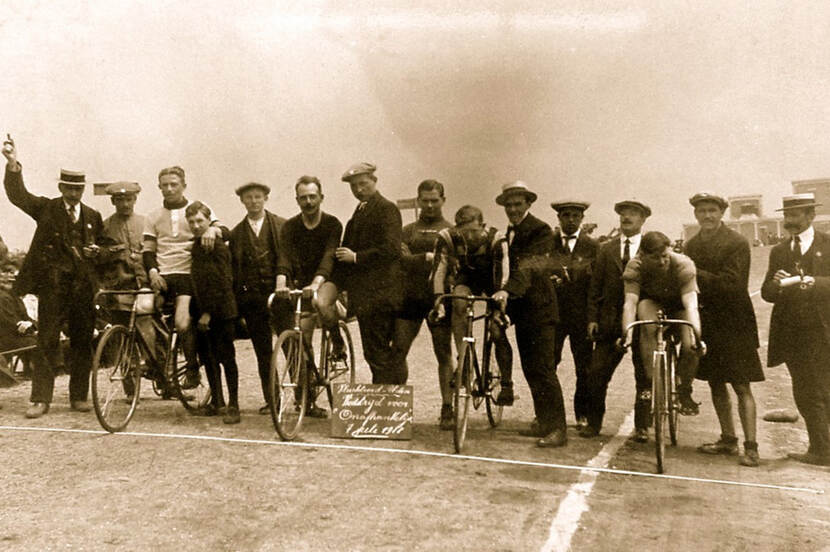 Historische foto van baanwielrenners op Het Vluchtoord, Uden
