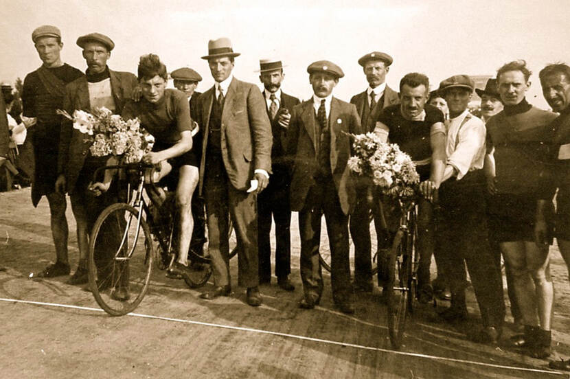 Historische foto van baanwielrenners op Het Vluchtoord, Uden