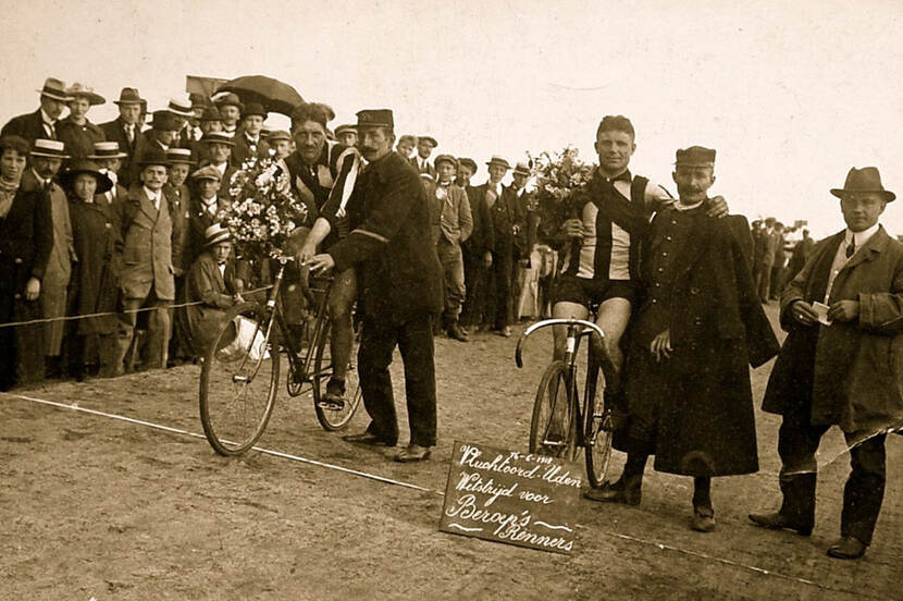 Historische foto van baanwielrenners op Het Vluchtoord, Uden