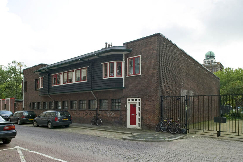 Foto van het botenhuis van de Delftse roeivereniging Laga