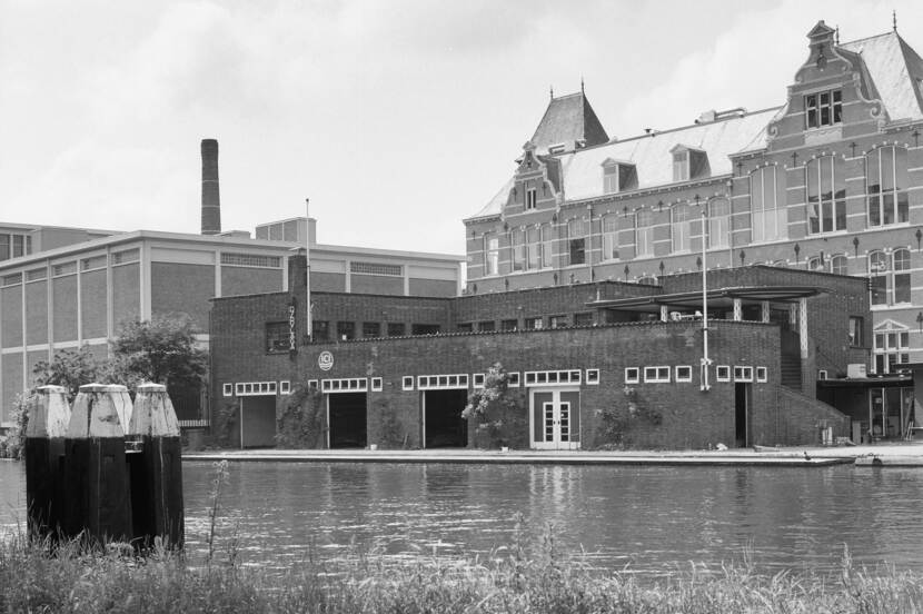 Oude zwartwit foto van het botenhuis van de Delftse roeivereniging Laga met Rijn-Schiekanaal op de voorgrond