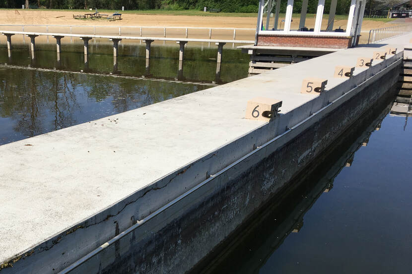 Foto van de startblokken in het Strandbad, Winterswijk