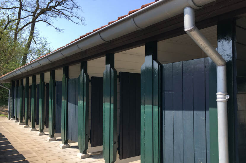 Foto van de houten kleedhokjes in het Strandbad, Winterswijk