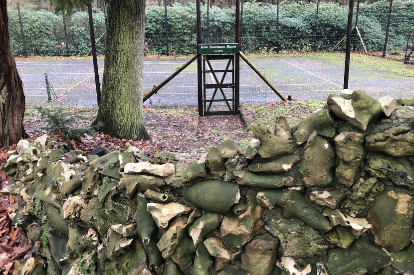 Tennisbaan op Landgoed De Sprengenberg bij het Overijsselse Haarle