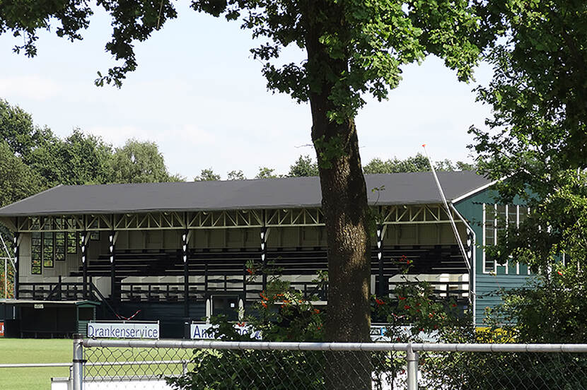 Foto van de eretribune van Heracles, Almelo