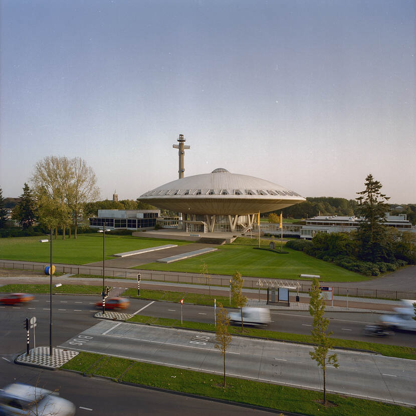 Passanten bij Evoluon, Eindhoven