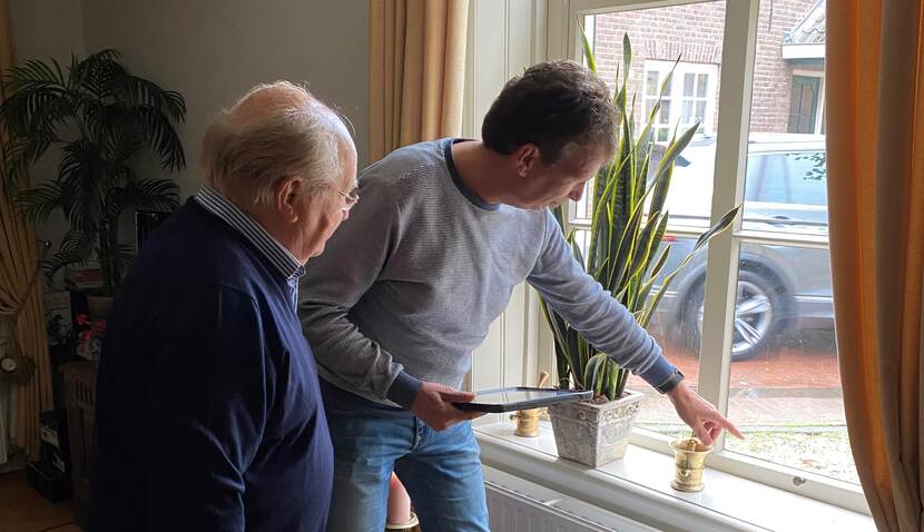 Duurzaamheidsadviseur laat monumenteigenaar in woning mogelijkheid zien van verduurzamen van glas