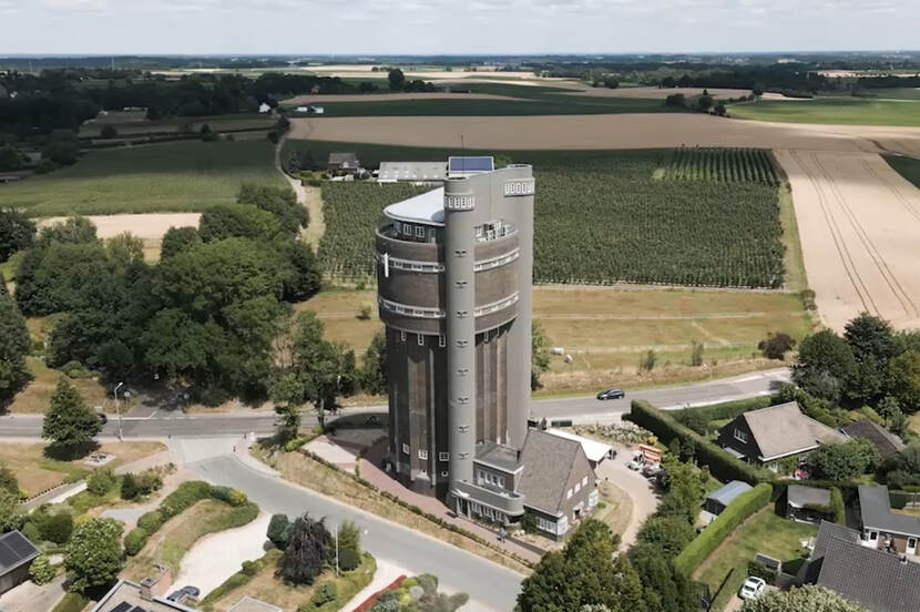 Foto van de een watertoren in het landschap, gemaakt van bovenaf.