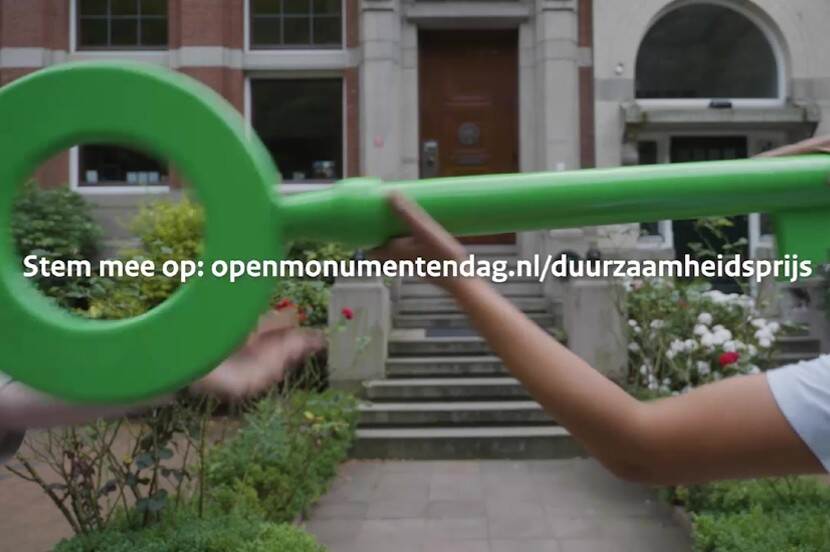 Twee mensen die een hele grote groene sleutel overdragen. Met tekst 'Stem mee: openmonumentdag.nl/duurzaamheidsprijs