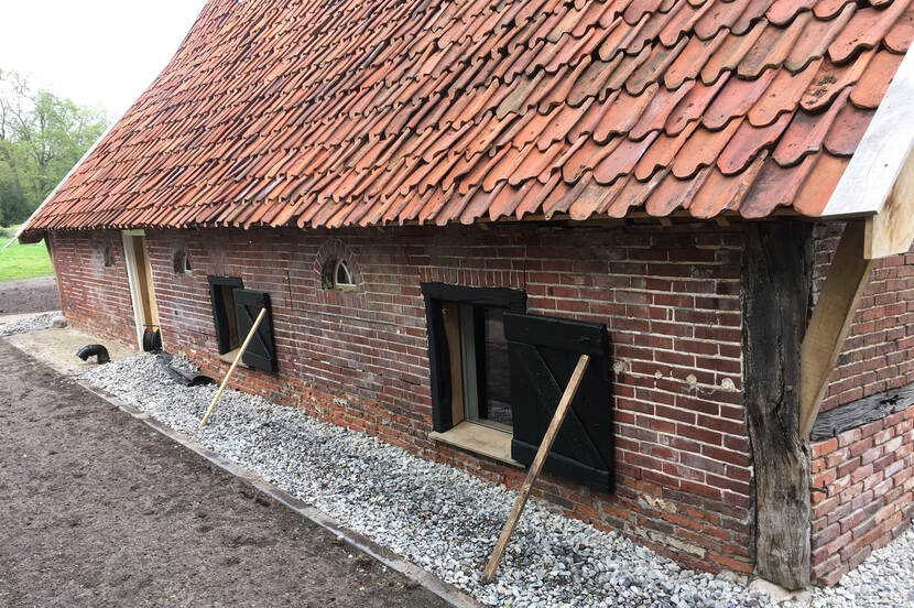 Door de toepassing van een speciale folie op het dak, als isolatie voor de kap, kon verduurzaamd worden terwijl het aangezicht van de boerderij behouden werd.