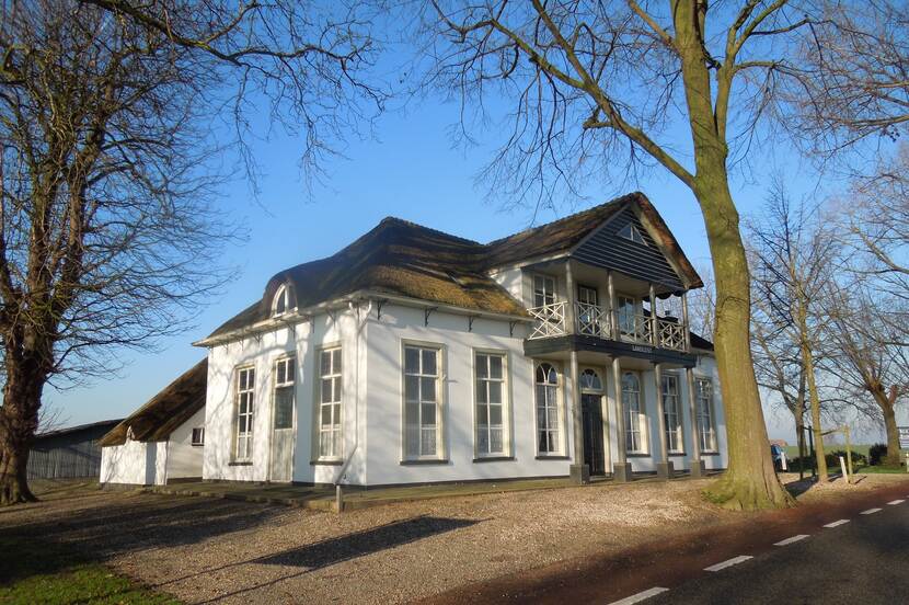 Buitenzijde van veerhuis Landlust voor de restauratie