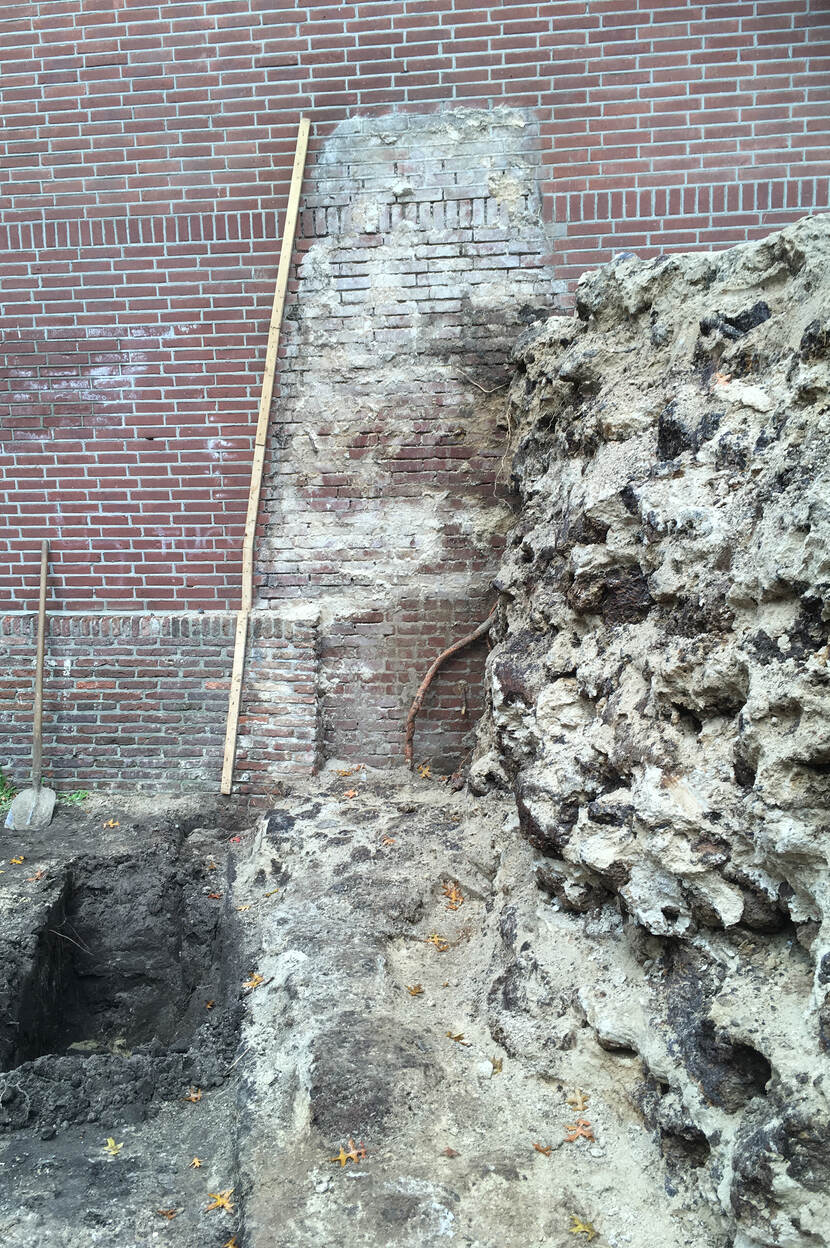 De voorkant inclusief de binnenzijde van de muur is afgestapeld tot de laag die vast genoeg zat. Alle stenen van de voorzijde zijn vooraf ingetekend en genummerd om weer passend te kunnen worden terug gemetseld.