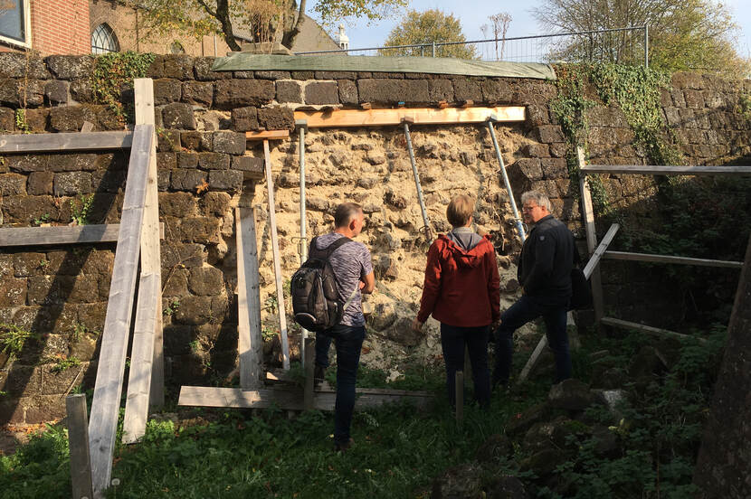 Gesprek tussen gemeente, RCE en constructeur over aanpak bij ingestort stuk stadsmuur in Hardenberg.