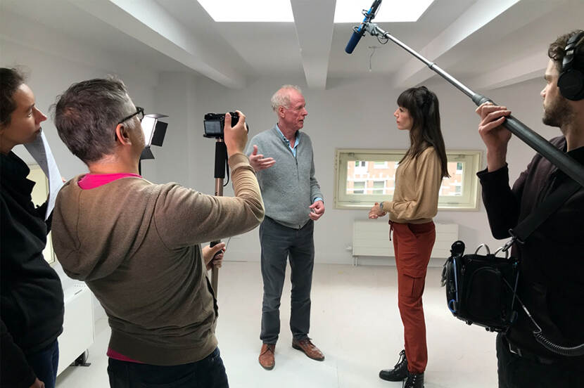 Paul Morel van Stadsherstel Amsterdam legt uit wat er komt kijken bij het goed isoleren en ventileren van een monument - foto ERM