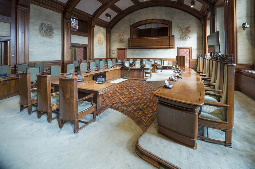 Foto van het interieur van het gemeentehuis van Leiden