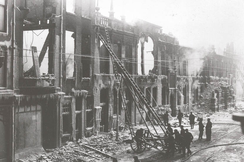 Zwartwit foto van het gemeentehuis van Leiden tijdens de brand van februari 1929