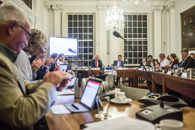 Foto van de raadzaal van Weesp met vergaderende raadsleden