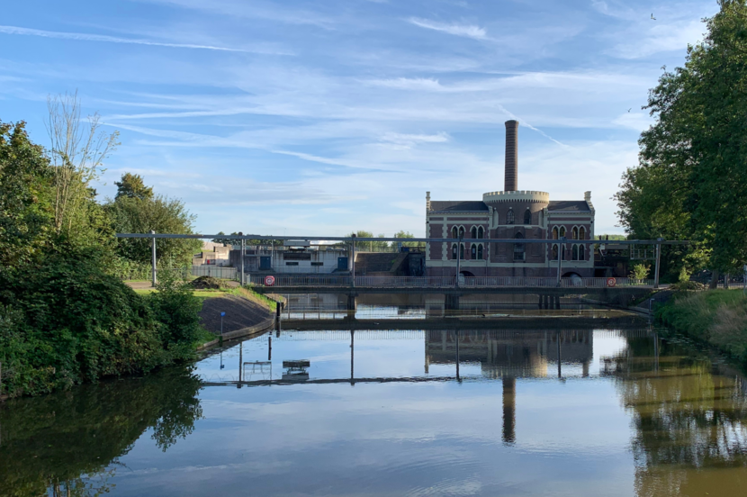 Foto van Gemaal de Lijnden te Amsterdam met op de voorgrond water met daarin het gebouw gespiegeld