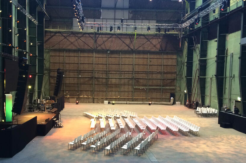 Voormalig onderzeebootloods in gebruik voor een congres