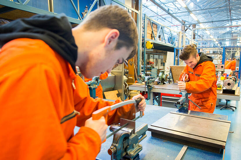 Jongens aan het werk in één van de werkruimtes van het huidige Innovation Dock in de voormalige RDM machinehal