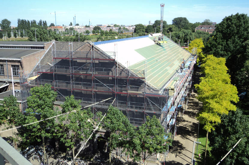 Werkzaamheden voor isolatie van het dak van het Machinegebouw op het Westgasfabriek terrein