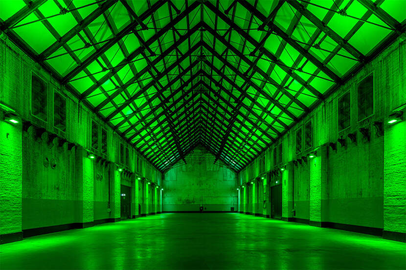 Interieur van de Zuiveringshal West voorzien van groene LED verlichting