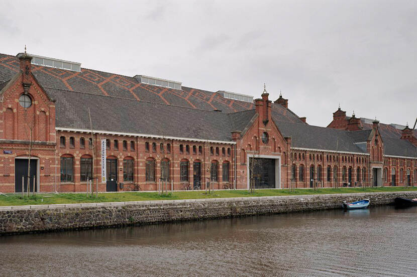 Zicht op de buitenzijde van de Zuiveringshal West op het terrein van de Westergasfabriek