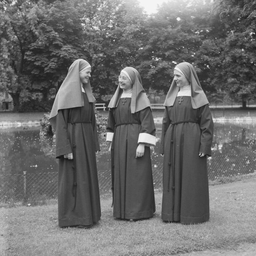 Foto van drie Zusters Franciscanessen te Veghel, in de tuin
