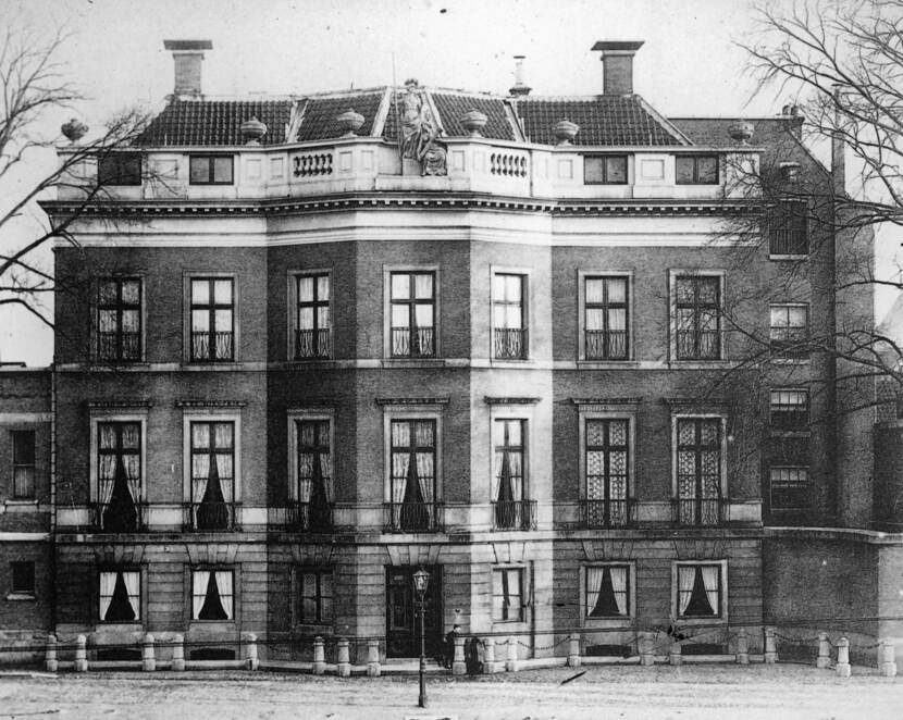 Foto van de gevel van het Hodshon Huis, Haarlem
