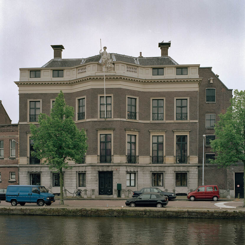 Foto van de gevel van het Hodshon Huis, Haarlem