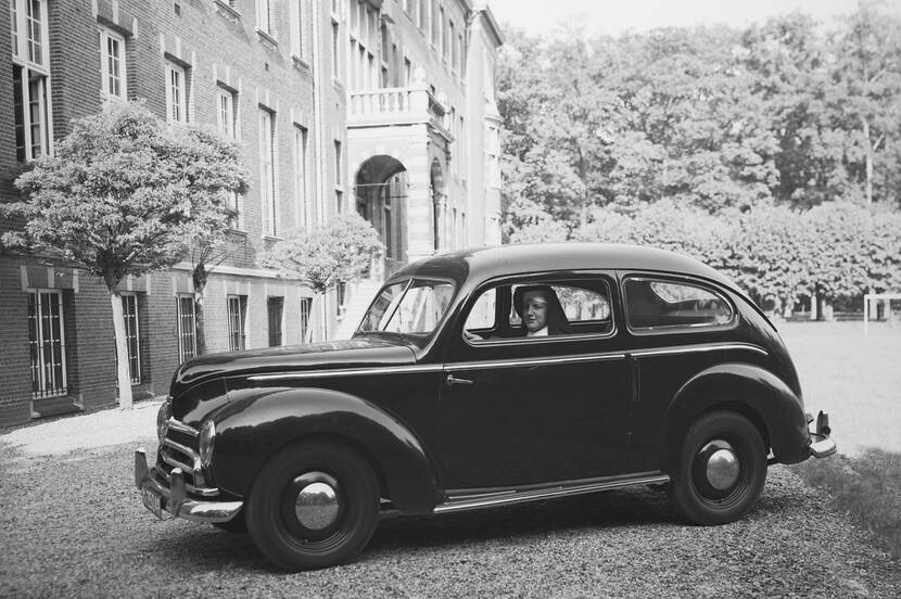 Foto van een Franciscanessen zuster in een auto