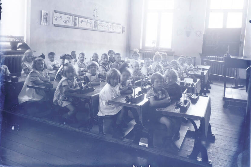 Foto van een kinderklas in het klooster Franciscanessen van Veghel