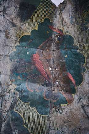 Behang uit de 18e eeuw beschilderd met vogel en andere decoraties