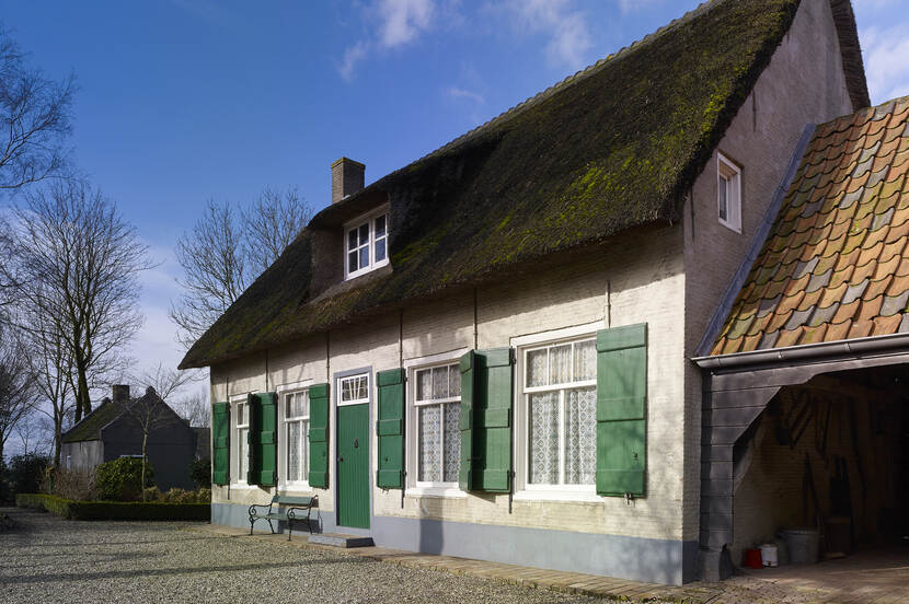 Boerderij De Meeshoeve Oude Gastel, oostzijde met op bakhuis op achtergrond.