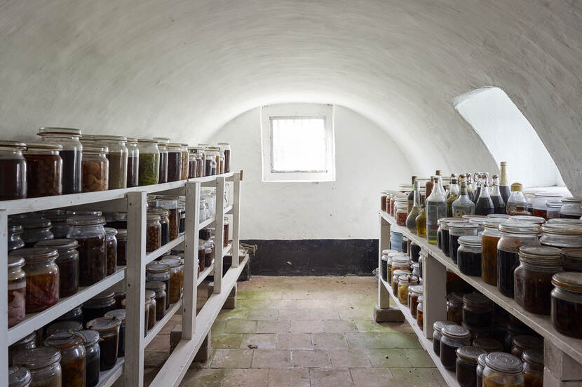 Kelder met ingemaakte groente en fruit, Boerderij De Meeshoeve Oude Gastel.