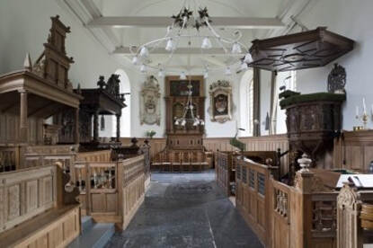 Foto van het complete interieur in de Protestantse Kerk in Oentsjerk (Friesland)