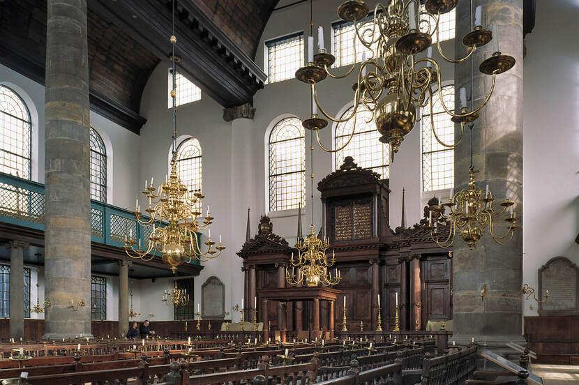 Interieur van de Portugese Synagoge met zicht op de hechal