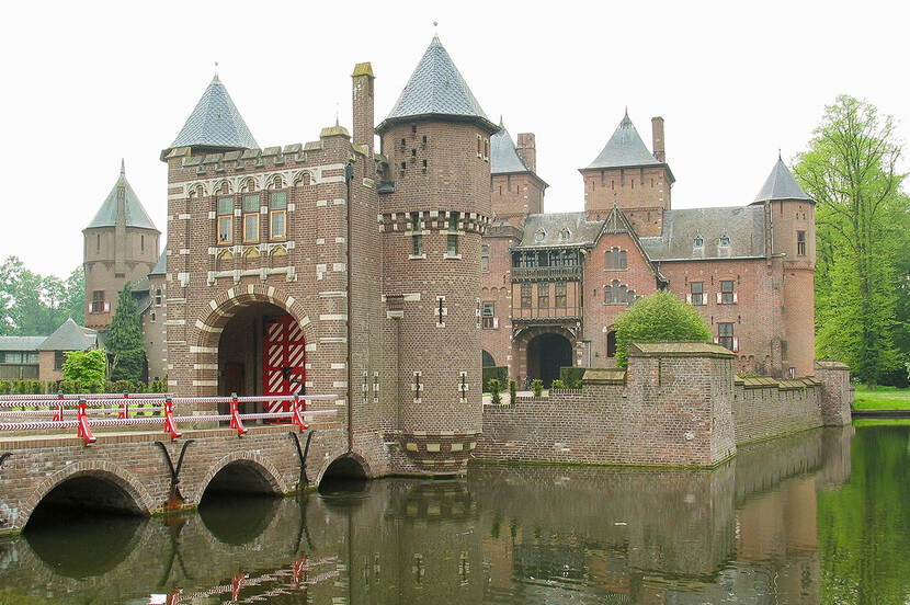 Kasteel De Haar met ophaalbrug en waterpartij.