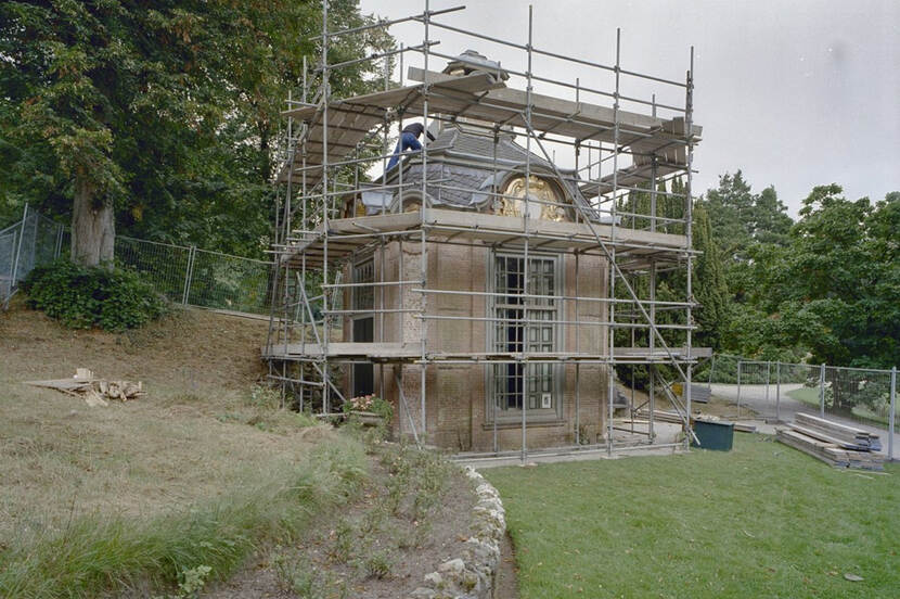 foto van de theekoepel van Kasteel Rosendael die in de steigers staat ten behoeve van onderhoud