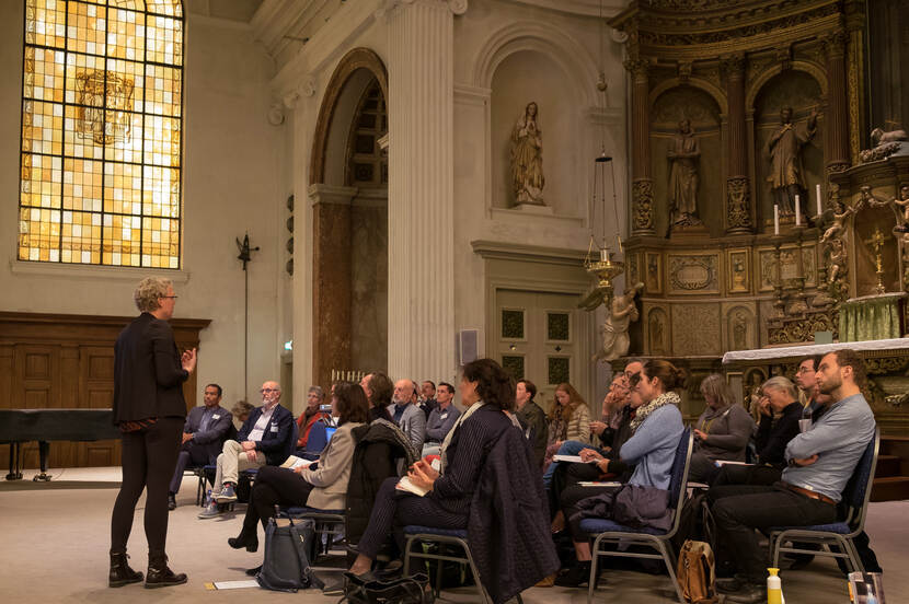Jorien Kranendijk van het programma Toekomst Religieus Erfgoed spreekt gemeenteambtenaren en andere erfgoedexperts toe tijdens een expertmeeting kerkenvisies, november 2019.