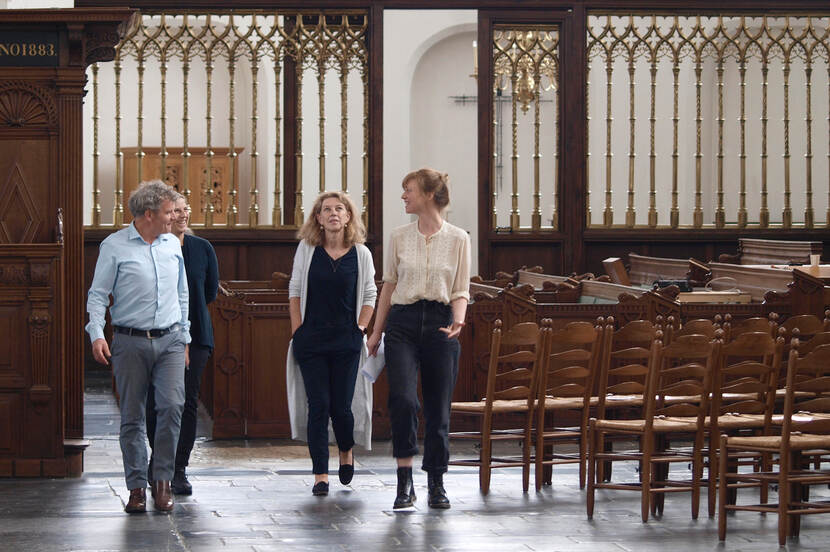 Foto van de jury (met onder andere Floris Alkemade en Susan Lammers) in de Jacobikerk in Utrecht