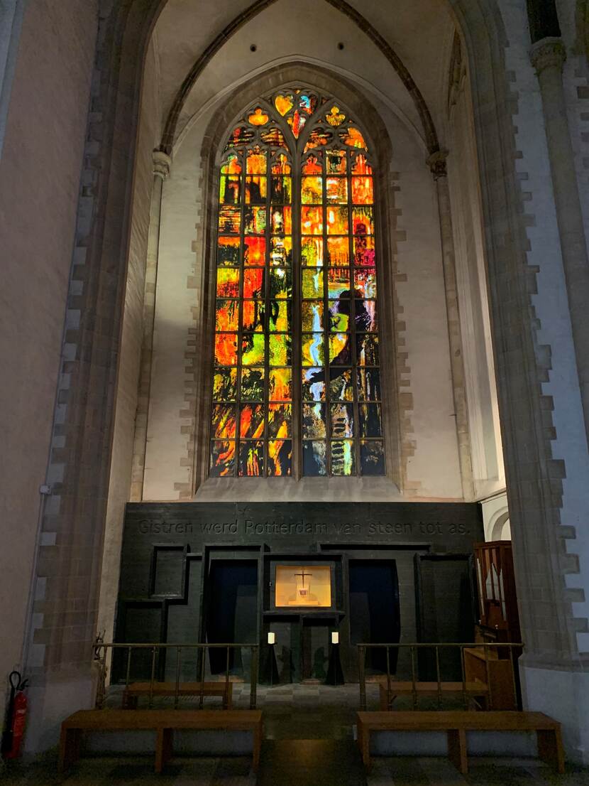 Foto van het glas-in-loodraam Vrede en Verzoening in Laurenskerk te Rotterdam