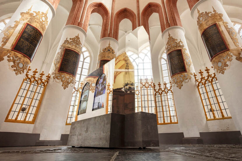 Installatie Passanten spiegelend kerkmodel met foto's erop gemaakt Studio 212 Fahrenheit/Roelof Bos